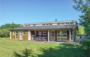Gorgeous Home In Humble With Kitchen